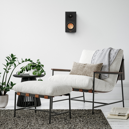 Klipsch RP-500SA II negru montata pe perete, deasupra unui fotoliu