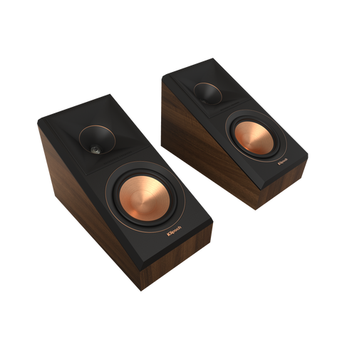 Pereche Klipsch RP-500SA II in finisaj nuc, fara grile, vazuta din trei sferturi