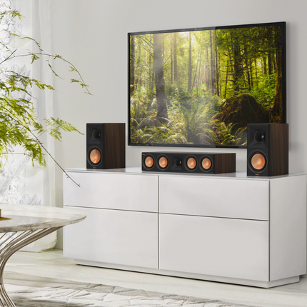 Klipsch RP-504C II in finisaj Walnut, intr-un sistem de home cinema