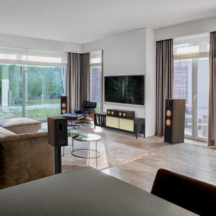 Klipsch RP-504C II in finisaj Walnut, intr-un living spatios