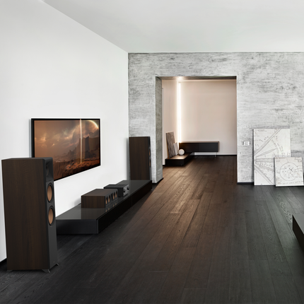 Klipsch RP-504C II in finisaj Walnut, intr-un interior modern
