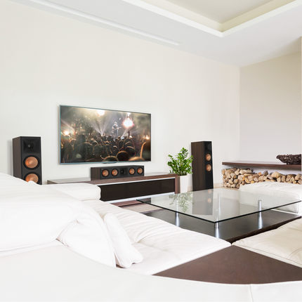 Klipsch RP-504C II in finisaj Walnut, intr-un sistem complet de home cinema
