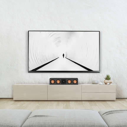 Klipsch RP-504C II in finisaj Ebony, asezat sub un televizor
