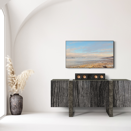 Klipsch RP-504C II in finisaj Ebony intr-un living minimalist