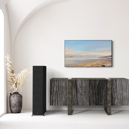 Boxa Klipsch RP-6000F II intr-un living modern, langa un televizor montat pe perete