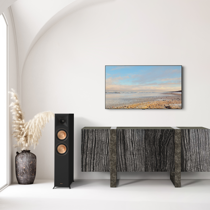 Boxa Klipsch RP-6000F II cu grila, intr-un living cu tavan arcuit