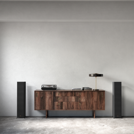 Sistem home cinema Klipsch in finisaj Walnut, cu grilele montate