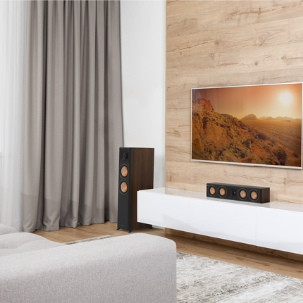 Boxa Klipsch RP-6000F II in Walnut, langa un perete decorativ de lemn si un televizor