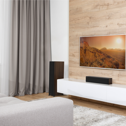 Boxa Klipsch RP-6000F II in Walnut, cu grila montata, intr-un living cald