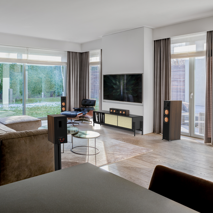 Sistem Klipsch Reference Premiere in Walnut, intr-un living cu ferestre mari