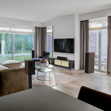 Sistem Klipsch in finisaj Walnut, cu grilele montate, intr-un living luminos