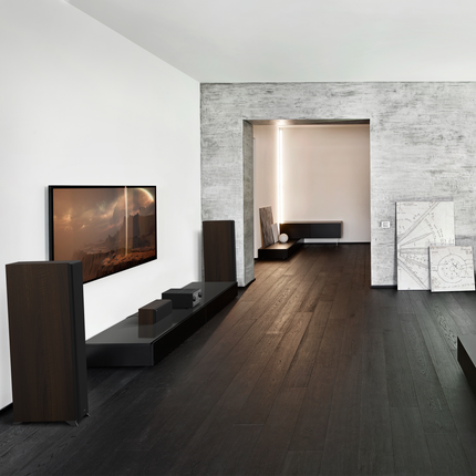 Boxe Klipsch RP-6000F II in Walnut, cu grilele montate, intr-un interior contemporan