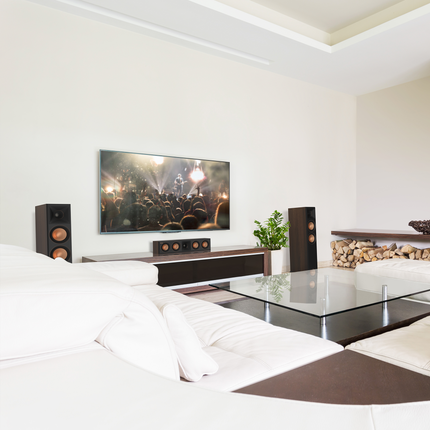 Sistem Klipsch in finisaj Ebony, intr-un living luminos cu canapea alba