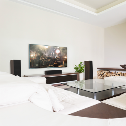 Boxe Klipsch RP-6000F II in Ebony, cu grilele montate, langa un televizor