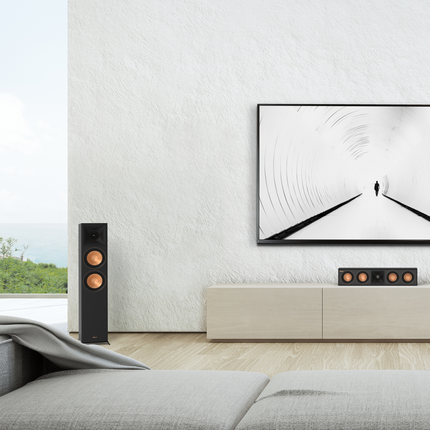 Boxa Klipsch RP-6000F II in Ebony, langa un perete texturat, cu vedere la mare
