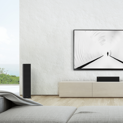 Boxa Klipsch RP-6000F II in Ebony, cu grila montata, intr-un interior cu vedere la mare