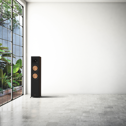Boxa Klipsch RP-6000F II in finisaj Ebony, intr-un interior luminos langa o fereastra ampla