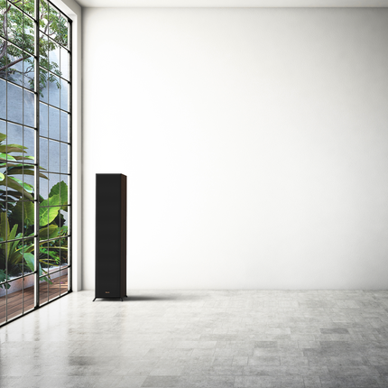 Boxa Klipsch RP-6000F II cu grila montata, intr-un interior minimalist