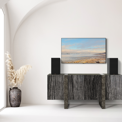 Klipsch RP-600M II Ebony intr-un living luminos, pe consola de sub televizor