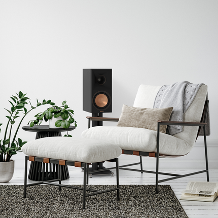 Klipsch RP-600M II Ebony pe stand, intr-un living cu fotolii albe