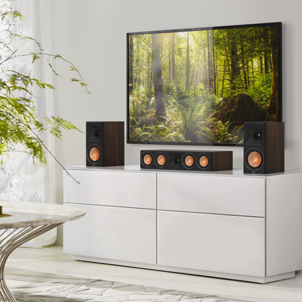 Klipsch RP-600M II Walnut ca fronturi intr-un sistem home cinema, alaturi de un canal central Klipsch vandut separat