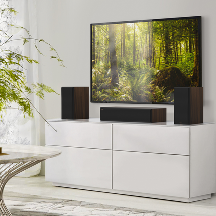 Klipsch RP-600M II Walnut cu grilele montate, intr-un sistem home cinema