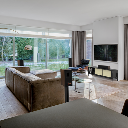 Klipsch RP-600M II pe stand intr-un living spatios cu lumina naturala