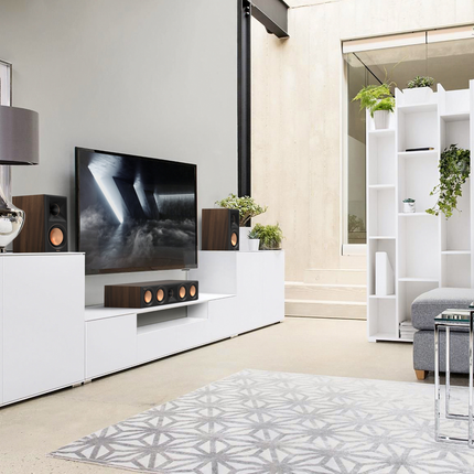 Klipsch RP-600M II Walnut intr-un living modern, de o parte si de alta a televizorului