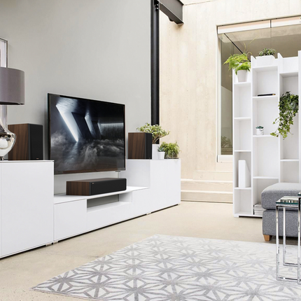 Klipsch RP-600M II Walnut intr-un living modern, incadrare alternativa