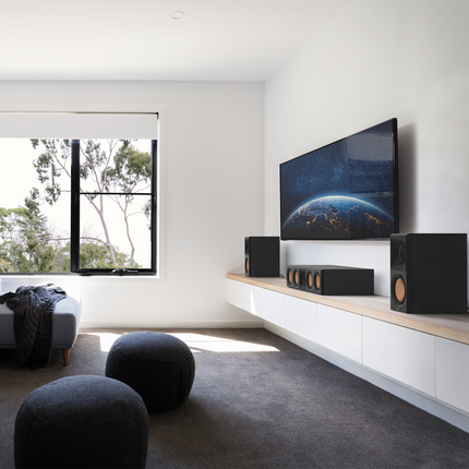 Klipsch RP-600M II Ebony intr-un living luminos, pe consola de sub televizorul montat pe perete