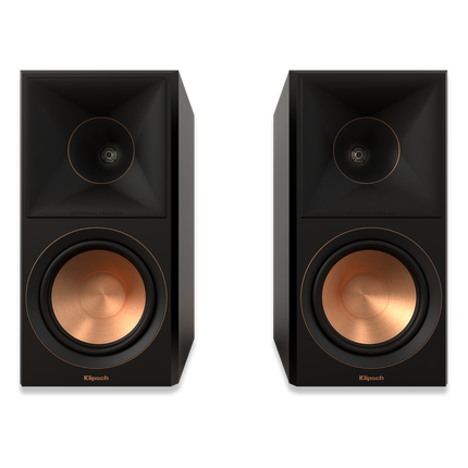 Prim-plan pe baflul Klipsch RP-600M II: tweeterul in hornul Tractrix deasupra wooferului Cerametallic