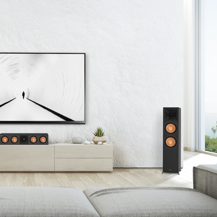 Klipsch RP-8000F II Ebony intr-un living luminos, langa un televizor si un canal central Klipsch