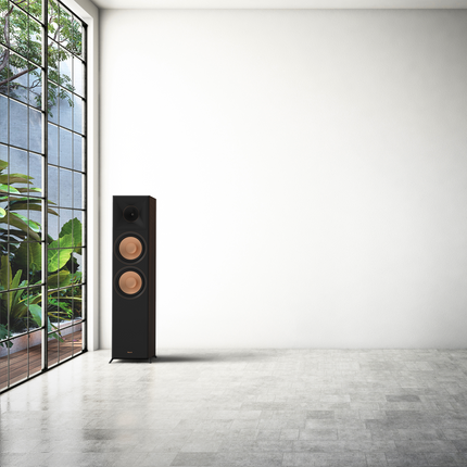 Klipsch RP-8000F II Walnut intr-un interior minimalist, langa o fereastra mare