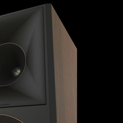 Prim-plan cu hornul Tractrix si dopul de faza ale Klipsch RP-8000F II in finisaj Walnut