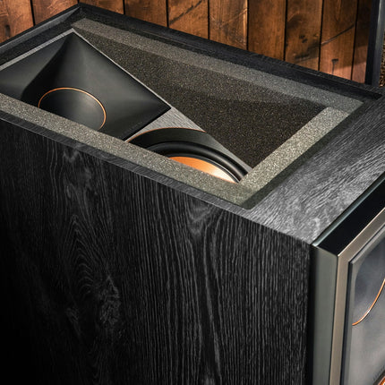 Modulul Dolby Atmos de pe capacul Klipsch RP-8060FA, cu grila demontata: horn Tractrix cu tweeter si woofer Cerametallic de 6,5 inch, orientate in sus