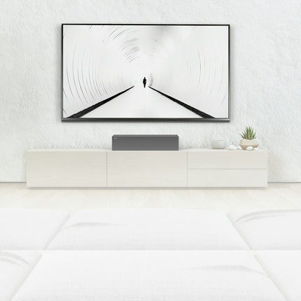 Doua boxe Klipsch RP-8060FA II flancand un televizor intr-un living