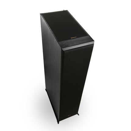 Capacul Klipsch RP-8060FA cu grila modulului Dolby Atmos si insigna Dolby Atmos