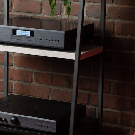 Rotel CD11MKII negru pe raftul de sus, deasupra unui amplificator Rotel A10MKII
