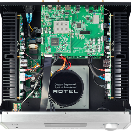 Rotel RAS-5000, interiorul: transformatorul toroidal și etajul final