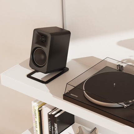 Boxă pe un stand Kanto S4 negru, într-un interior