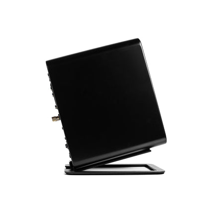 Boxă așezată pe un stand Kanto S4 negru, văzută din lateral