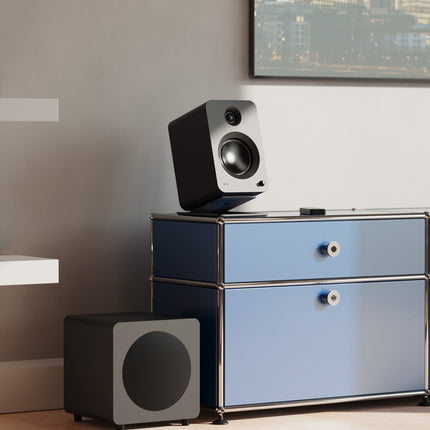 Boxă pe un stand Kanto S6 negru, într-un interior