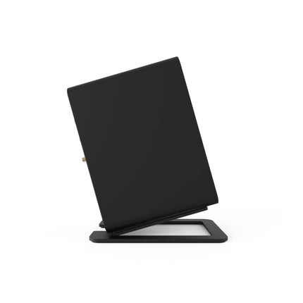 Boxă așezată pe un stand Kanto S6 negru, văzută din lateral