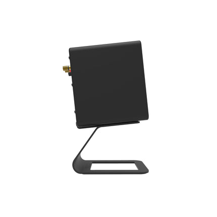 Boxă așezată pe un stand Kanto SE2 negru, văzută din lateral