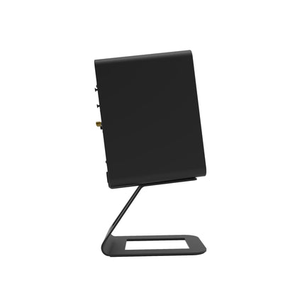 Boxă așezată pe un stand Kanto SE6 negru, văzută din lateral