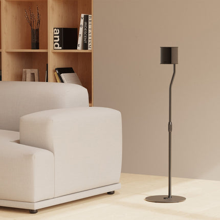 Stativ Kanto Audio SLH negru cu o boxă compactă, lângă o canapea