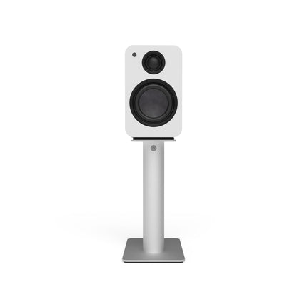 Boxă Kanto ORA4 albă pe un stativ Kanto Audio SP9 alb