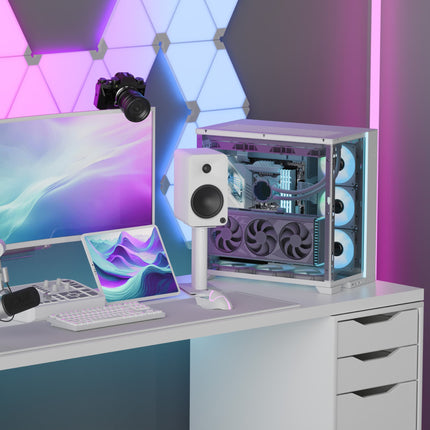 Stativ Kanto Audio SP9 alb cu o boxă albă, pe un birou cu monitor și PC