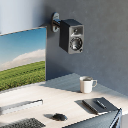 Suport Kanto Audio SPW3 negru pe perete, cu o boxă deasupra biroului