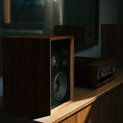 Wharfedale Super Denton — finisaj Walnut, alături de amplificator LEAK